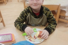 Pečeme štrůdl, mňam 😋🍏