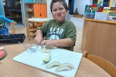 Příprava ovocného salátu 